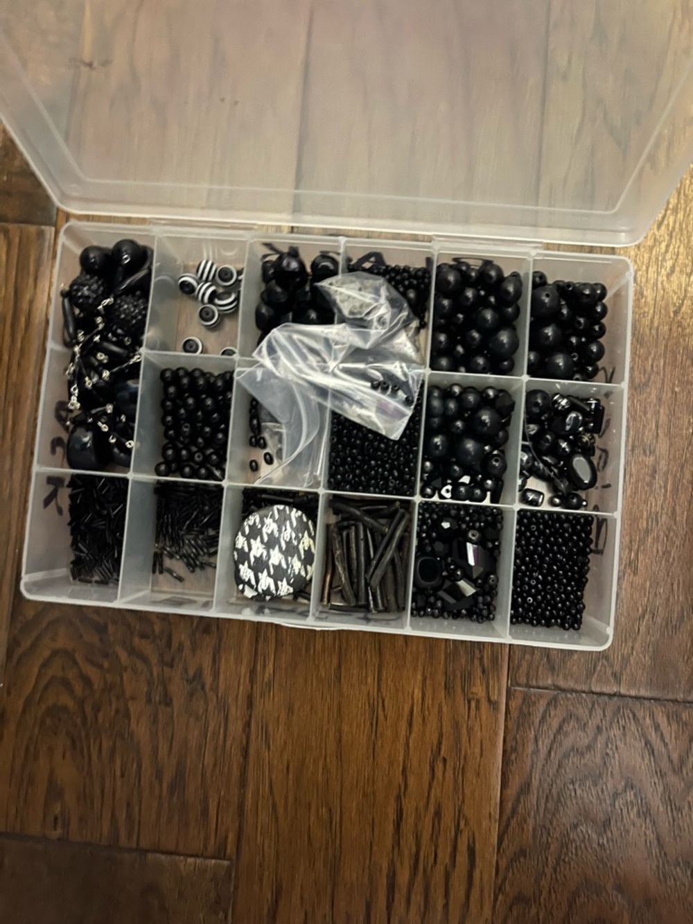 3️⃣Containers Beads: Black; Gold; White/Cream - Picture 3 of 7